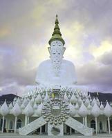 Estatuas de Buda en frente del cielo en Wat Phra Thart Pha Kaew foto