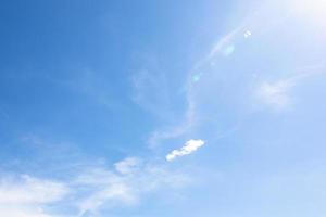 cielo azul y nubes foto