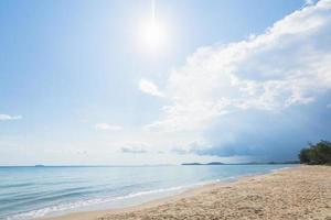 vista de la playa y el cielo despejado foto