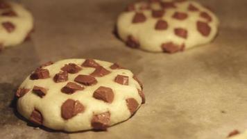 time-lapse - chocoladekoekjes bakken in de oven video