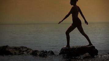 Frau, die verschiedene Yoga-Position vor dem Meer tut video