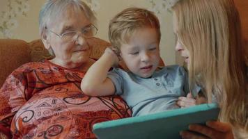Familie verwendet Tablette auf dem Sofa sitzen video