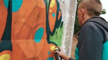 artista de graffiti dibujo en la pared video