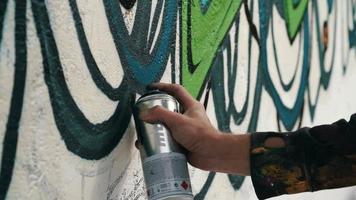 grafiteiro desenhando na parede, close-up video