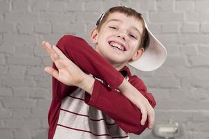 niño en edad escolar posando como un bailarín de hip hop foto