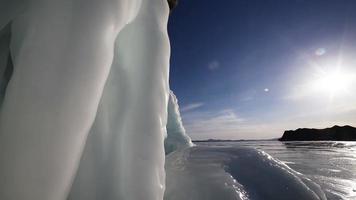 grandes pingentes de gelo na rocha video