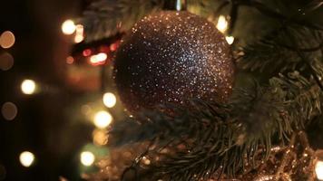 Weihnachtsschmuck auf einem großen grünen Baum video