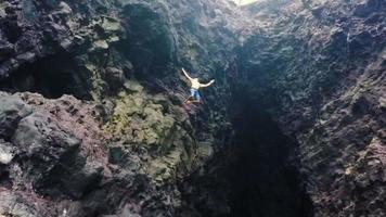 salto de acantilado en hawai. estilo de vida divertido de verano. video