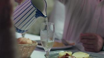 comida y vino tradicional portuguesa video