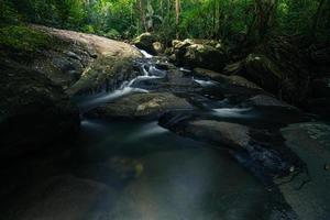 paisaje natural en las cascadas khlong pla kang foto