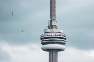 Ontario, Canadá, 2020 - Torre CN en un día nublado foto