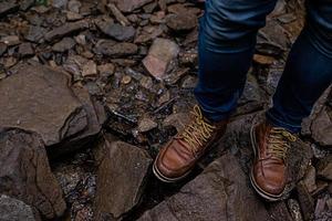 botas de cuero en las rocas foto