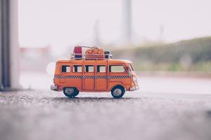 autobús amarillo de juguete foto