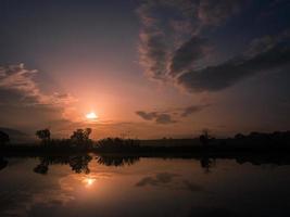 amanecer en el río foto