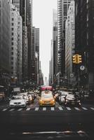 ciudad de nueva york, estados unidos, 2020 - coches entre edificios
