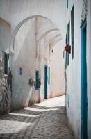 Kairouan, África del Norte, 2020 - Edificio de hormigón blanco foto