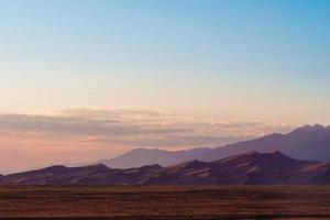 dunas de arena al atardecer foto