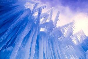 castillos de hielo carámbanos y formaciones de hielo foto