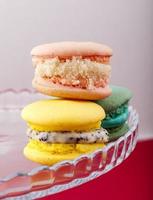 Macarrones franceses dulces y coloridos sobre fondo pastel foto