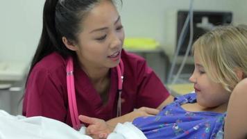 Jeune fille parlant à une infirmière en unité de soins intensifs video