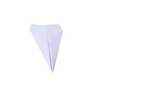 Avión de papel plegable sobre fondo blanco. foto