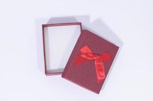 caja de regalo sobre fondo blanco foto