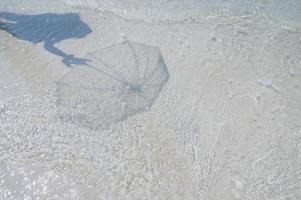 sombra en el agua clara a la orilla del mar foto