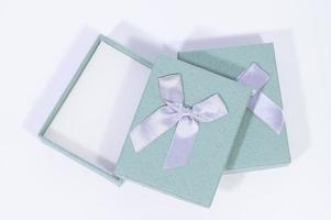 caja de regalo sobre fondo blanco foto