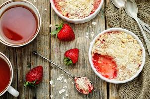 crumble with strawberries and cereal
