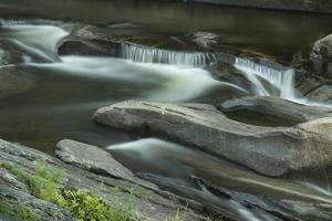 pequeñas cascadas en el río azúcar, newport, new hampshire, long ex