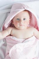 bebé feliz con una toalla