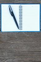 pluma de tinta en una página en blanco de un cuaderno foto