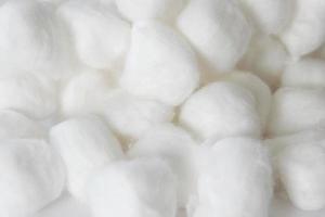 Grupo de bolas de algodón sobre fondo blanco. foto
