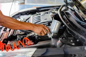 Primer plano de la persona que detalla el interior del motor del automóvil foto