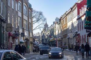 Quebec, Canadá, 2020 - gente comprando y conduciendo en la ciudad foto