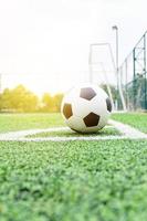 balón de fútbol en la esquina de un campo de juego foto