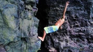 penhasco pulando no Havaí. estilo de vida divertido de verão. video