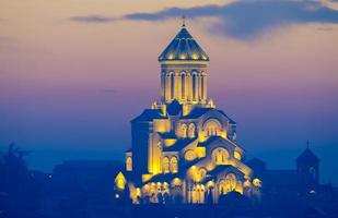 catedral de la santísima trinidad de tbilisi - pasteles antes del amanecer foto