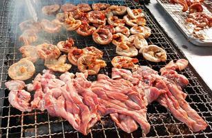 cerdo a la parrilla con fuego de carbón foto