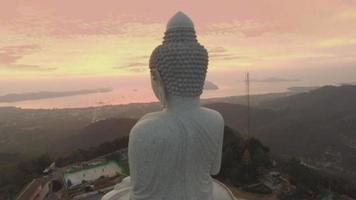 soluppgång framför stora buddha
