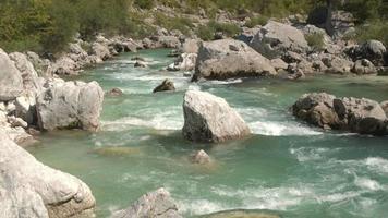 Antenne, Nahaufnahme: Atemberaubender Smaragd hält den Fluss zwischen großen Felsen aufrecht video