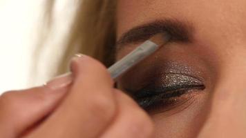 Frau zeichnen Schönheitsform der Augenbrauen mit Kosmetikpinsel, Nahaufnahme. Zeitlupe video