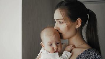 lindo retrato de hermosa joven atractiva madre y bebé video