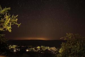 Ciudad del Cabo, Sudáfrica, 2020 - Silueta de montaña bajo estrellas nocturnas foto