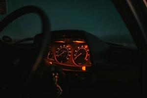 interior del coche en la noche