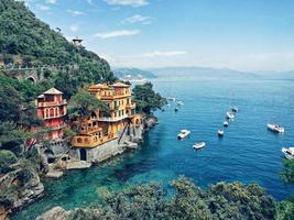 portofino, italia, 2020 - vista aérea de casas cerca del mar durante el día foto