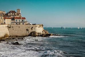 antibes, francia, 2020 - casa en un acantilado cerca del océano foto