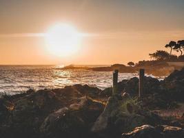 puesta de sol en una playa en antibes foto