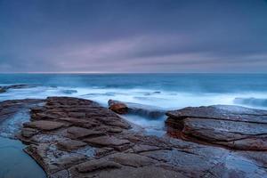 larga exposición de olas al atardecer foto