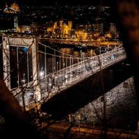 budapest, hungría, 2020 - vista aérea del puente elisabeth en la noche foto